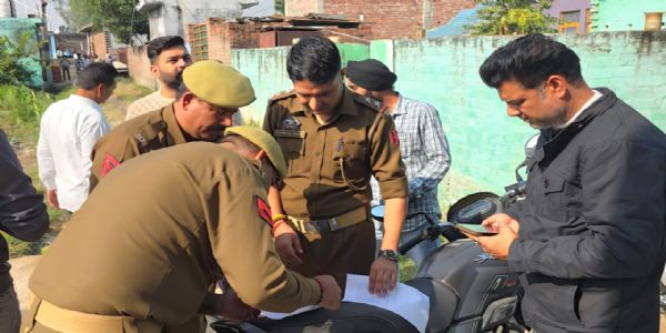 عدالت کے حکم پر پولیس نے مفرور ملزم کے خلاف اعلانیہ پوسٹر چسپاں کیے