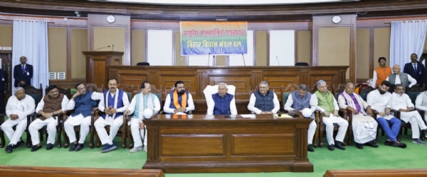 نتیش کمار نے گورنر سے ملاقات کی اور حکومت بنانے کا دعویٰ پیش کیا نتیش کمار نے گورنر سے ملاقات کی اور حکومت بنانے کا دعویٰ پیش کیا