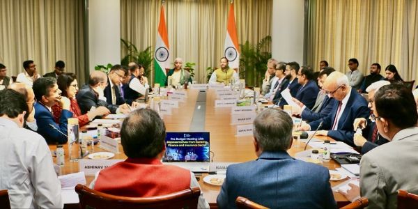 سیتا رمن نے بینکنگ، مالیاتی خدمات اور انشورنس سیکٹر کے ماہرین کے ساتھ بجٹ سے پہلے کی مشاورتی میٹنگ کی صدارت کی۔