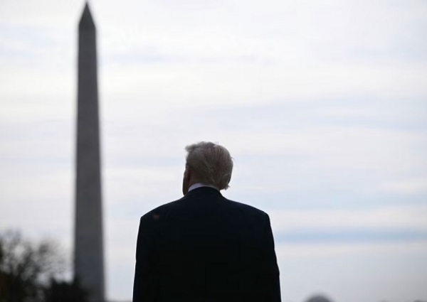 صدر ڈونالڈ ٹرمپ آسمان کو دیکھتے ہوئے۔ (فوٹو: انٹرنیٹ میڈیا) صدر ڈونالڈ ٹرمپ آسمان کو دیکھتے ہوئے۔ (فوٹو: انٹرنیٹ میڈیا)