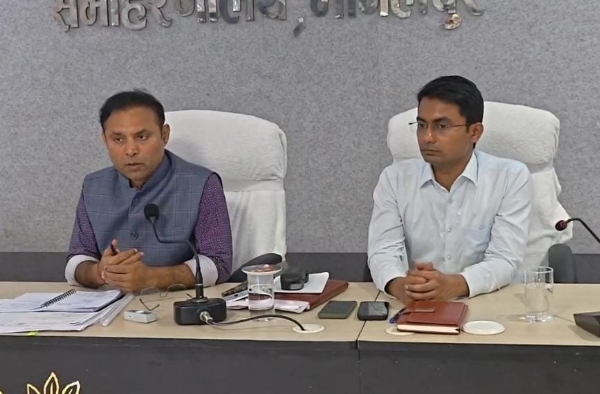 مثالی ضابطہ اخلاق ختم ہوتے ہی ڈی ایم نے عہدیداروں کے ساتھ جائزہ میٹنگ کی