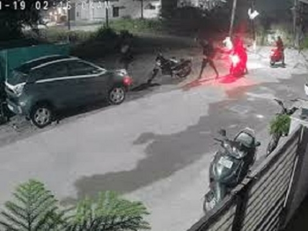 بھوپال میں راجا بھوج کمپلیکس میں بدمعاشوں نے غدر مچایا، کار میں توڑ پھوڑ کی بھوپال میں راجا بھوج کمپلیکس میں بدمعاشوں نے غدر مچایا، کار میں توڑ پھوڑ کی