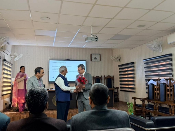 پروفیسر خالد پروفیسر خالد