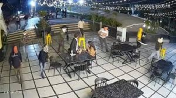 نقاب پوش بدمعاشوں کا غدر، کیفے میں تلوار اور لاٹھیاں سے توڑ پھوڑ، پولیس جانچ میں مصروف