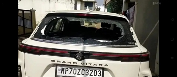 نامعلوم بدمعاشوں نے ایک درجن گاڑیوں کے شیشے توڑے نامعلوم بدمعاشوں نے ایک درجن گاڑیوں کے شیشے توڑے