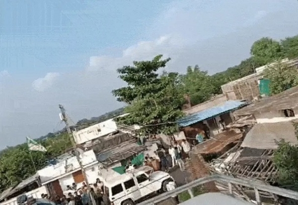 کھنڈوا ضلع کے ایک مدرسے میں پولیس کارروائی کر رہی ہے۔