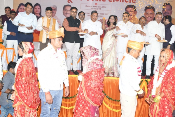 فیروزآباد میں اجتماعی شادی کی تقریب، غریب طبقے کے ہندو اور مسلم جوڑوں کی شادیاں کرائی گئیں