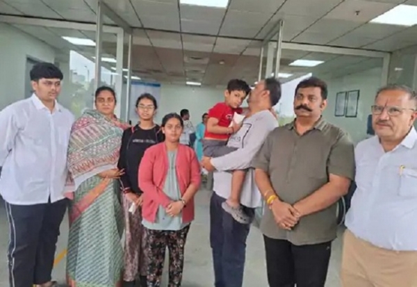 خاتون وکیل ابھیجیتا کے اہل خانہ اسپتال میں موجود تھے۔