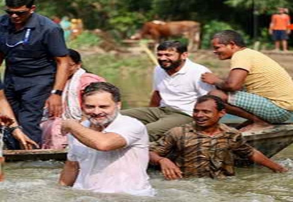 بیگوسرائے پہنچے راہل گاندھی نے تالاب میںاتر کر مچھلی پکڑنا سیکھا