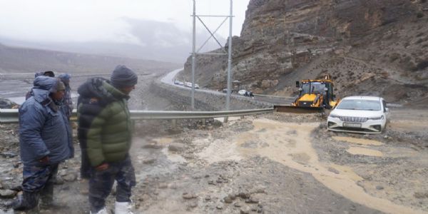 نیپال میں شدید برف باری سے بھارت اور دیگر ممالک کے 550 سے زائد سیاح پھنسے