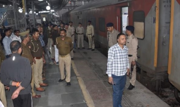 دہشت گردی اور بم کی اطلاع کے بعد وکرم شیلا ٹرین علی گڑھ اسٹیشن پر رکی