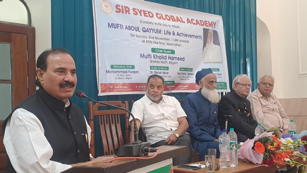 خطاب کرتے ہوئے