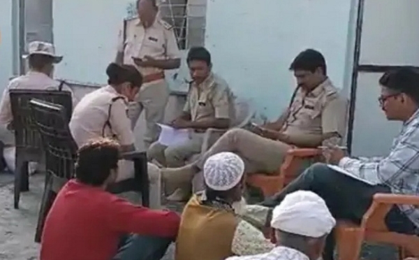 کھنڈوا ضلع کے ایک مدرسے میں پولیس کارروائی کر رہی ہے۔