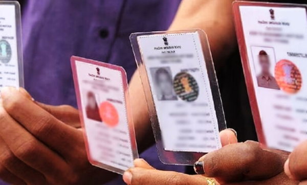 حیدرآباد ، 20 نومبر (ہ س)۔تلنگانہ اسٹیٹ الیکشن کمیشن (ایس ای سی) مقامی ادارہ جات کے انتخابات کے شیڈول کے اعلان کے لیے پوری طرح تیار ہے۔ امکان ہے کہ پنچایت انتخابات 26 یا 27 نومبر کو منعقد کیے جائیں گے، جبکہ گرام پنچایت انتخابات تین مراحل میں 11، 14اور 17 دسمبرکوکرائے جائیں گے۔الیکشن کمیشن نے حال ہی میں تمام ضلع کلکٹروں کے ساتھ ویڈیو کانفرنس منعقد کی، جس میں انتخابی انتظامات کا جائزہ لیا گیا۔ کمیشن نے کلکٹروں کو ہدایت دی ہے کہ انتخابات انتہائی منظم، شفاف اور پرامن طریقے سے منعقد کیے جائیں۔ دوسری جانب، اسٹیٹ الیکشن کمیشن نے بدھ کے روز پنچایتوں میں ووٹر لسٹ کی نظرثانی کے شیڈول کا بھی اعلان کردیا ہے۔ نظرثانی کا عمل آج سے 23 نومبر تک جاری رہے گا۔20 نومبر کو ووٹروں کی درخواستیں، اعتراضات اور غلطیوں کی اصلاح قبول کی جائے گی، جبکہ 21 نومبر کو ان درخواستوں اور اعتراضات کی جانچ اور نمٹارہ کیا جائے گا۔کمیشن کے مطابق، نظرثانی شدہ ووٹر لسٹ اور پولنگ اسٹیشنوں کی تفصیلات 23 نومبر کو شائع کی جائیں گی۔اسٹیٹ الیکشن کمشنر رانی کُمودنی نے اس سلسلے میں تمام ضلع پنچایت عہدیداروں کو ضروری ہدایات جاری کر دی ہیں۔ادھر حکومت یکم سے 9 دسمبر تک پبلک ایڈمنسٹریشن ویک منانے کی تیاری کر رہی ہے۔ یہ بھی یاد رہے کہ وزیر اعلیٰ ریونت ریڈی نے حالیہ کابینہ اجلاس میں پنچایت انتخابات کرانے کا فیصلہ کیا تھا۔حکام کے مطابق،اگر پنچایت انتخابات 31 مارچ 2021 سے پہلے مکمل ہو جاتے ہیں، تو ریاست کو سنٹرل فنانس کمیشن سے فنڈز جاری ہونے کاامکان ہے، جس کی وجہ سے انتخابی عمل کو وقت پر مکمل کرنا ضروری سمجھاجارہا ہے۔ ہندوستھان سماچار