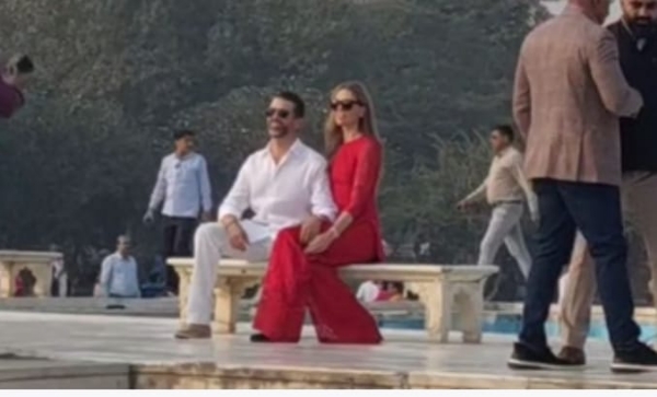 ڈونالڈ ٹرمپ کے بیٹے جان ٹرمپ نے اپنی اہلیہ کے ساتھ تاج محل کا دیدار کیا