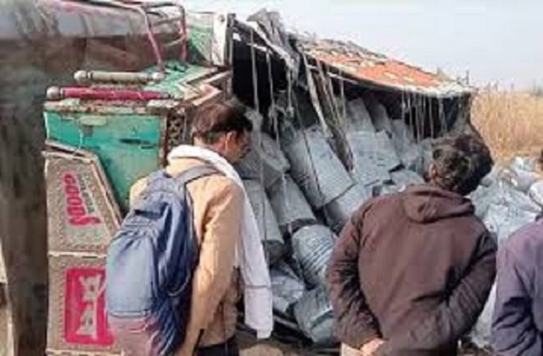 گُنا میں خوفناک سڑک حادثہ، کار اور ٹرک کی ٹکر میں تین نوجوان ہلاک، چار زخمی