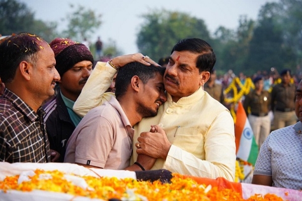 شہید جوان کی آخری رسومات میں وزیراعلیٰ موہن یادو پہنچے۔