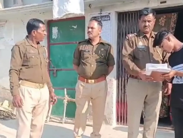 پولیس نے عصمت دری کے ملزم کے گھر پر نوٹس چسپاں کیا،پیش نہ ہونے پر قرقی کا انتباہ