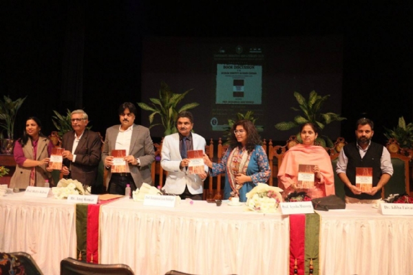 کتاب کا اجرا کرتے ہوئے