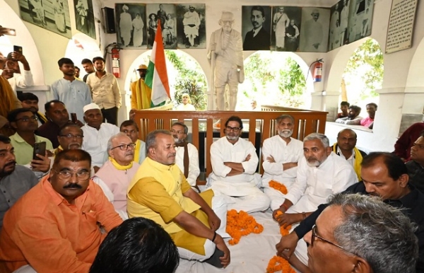 بہار انتخابی نتائج کے بعد پرشانت کشور نے بھیتیہاروا گاندھی آشرم میں ایک دن کے اپواس پر بیٹھے