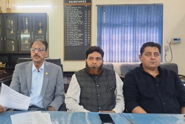 پروفیسر امجد علی خطاب کرتے ہوئے