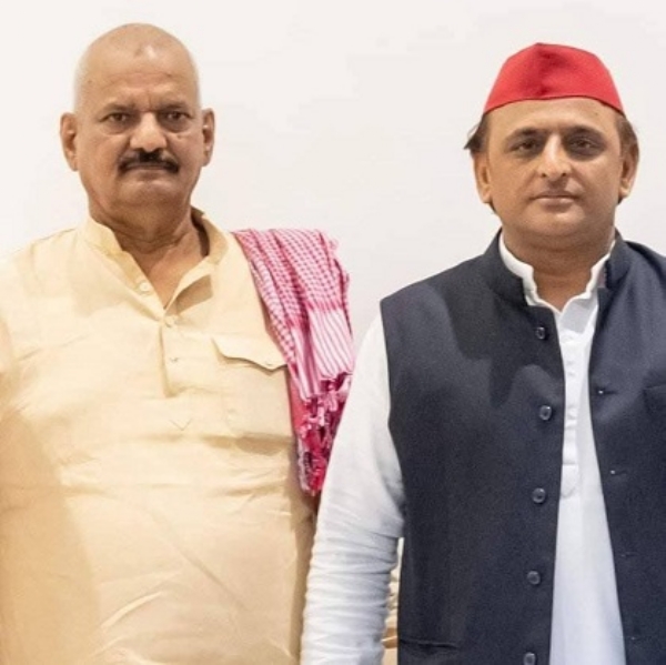 اکھلیش کے ساتھ سدھاکر سنگھ کی فائل فوٹو