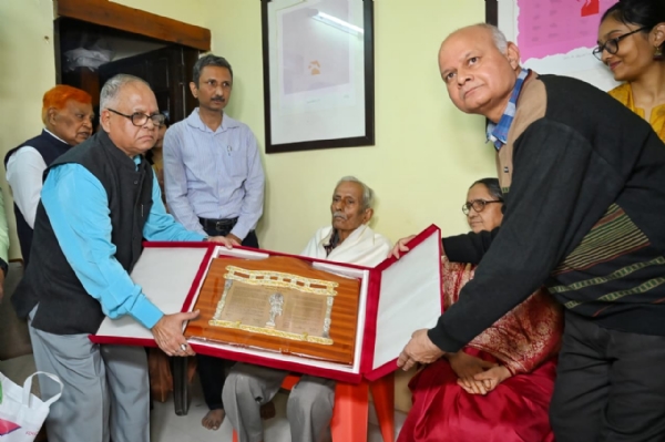 ہندی کے معروف ادیب ونود کمار شکلا کو گیان پیٹھ ایوارڈ پیش کیا گیا