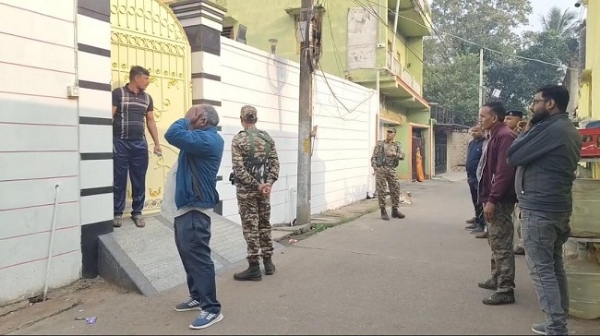 ای ڈی کے افسر اور ملازم تقریباً دو گھنٹے تک باہر کھڑے رہے۔