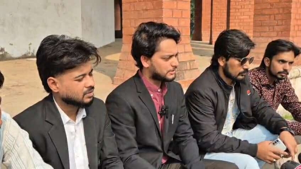 پریس کانفرنس کرتے ہوئے طلبہ