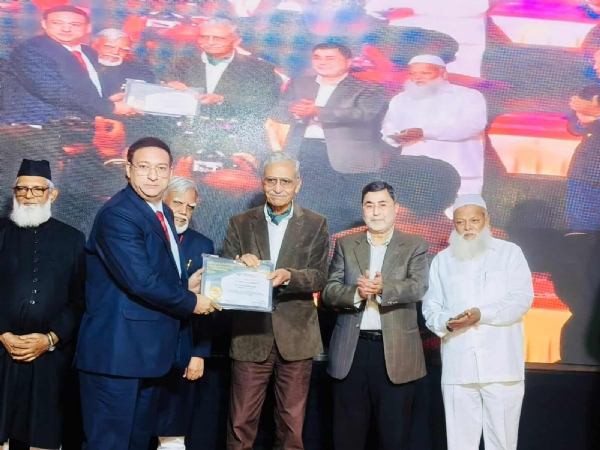 پروفیسر سید علی نواز زیدی ایوارڈ لیتے ہوئے