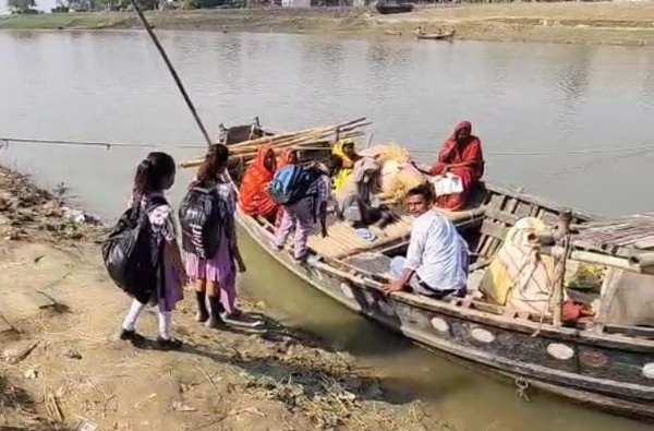 کشتی کے سہارے 20ہزار لوگوں کی کٹ رہی ہے زندگی