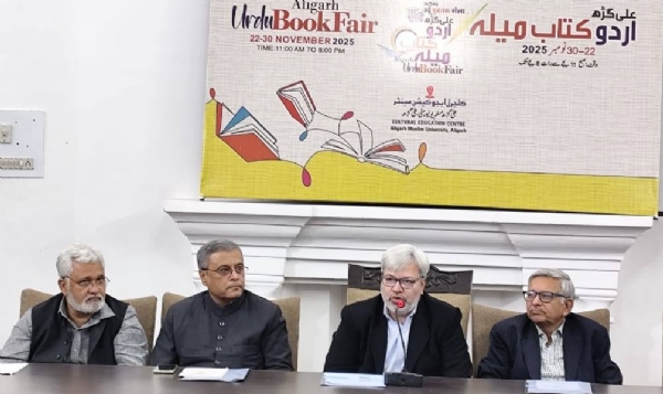 پریس کانفرنس سے خطاب کرتے ہوئے ڈاکٹر محمد شمس اقبال