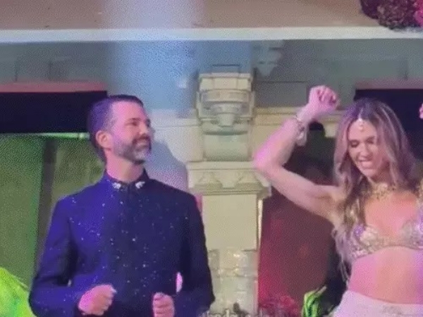 ادے پور میں ستاروں کا اجتماع: ٹرمپ جونیئر رنویر کے ساتھ رقص کرتے نظر آئے، جینیفر لوپیز بیبر بھی جھومے ادے پور میں ستاروں کا اجتماع: ٹرمپ جونیئر رنویر کے ساتھ رقص کرتے نظر آئے، جینیفر لوپیز بیبر بھی جھومے