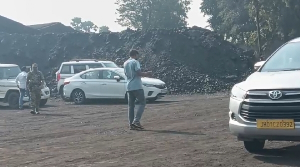 ای ڈی کی ٹیم 15 گاڑیوں میں انل گوئل کے کوئلہ بھٹے پر پہنچی ای ڈی کی ٹیم 15 گاڑیوں میں انل گوئل کے کوئلہ بھٹے پر پہنچی