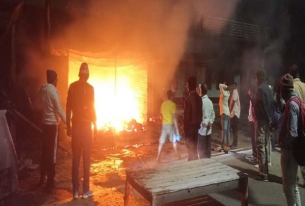 Fire breaks out in sidewalk shop