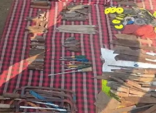 غیر قانونی اسلحہ بنانے والی فیکٹری سے برآمد شدہ مواد غیر قانونی اسلحہ بنانے والی فیکٹری سے برآمد شدہ مواد