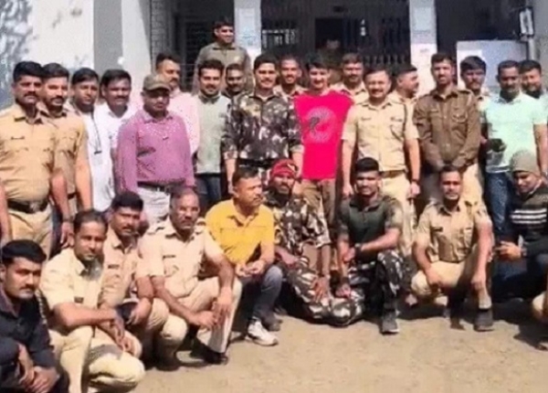 پولیس ٹیم آپریشن کر رہی ہے۔ پولیس ٹیم آپریشن کر رہی ہے۔