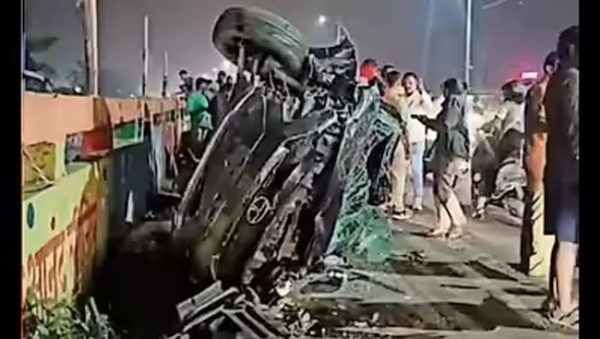 ٹھانے ضلع کے امبرناتھ میں کار کئی گاڑیوں سے ٹکرا کر الٹ گئی، 4 کی موت، 3 زخمی