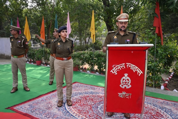 پولیس فلیگ ڈے پر سپرنٹنڈنٹ آف پولیس نے باندہ میں پرچم لہرایا