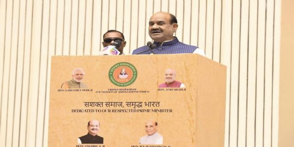 سندھی برادری ہندوستان کی سماجی و اقتصادی طاقت کا ایک ستون ہے: لوک سبھا اسپیکر