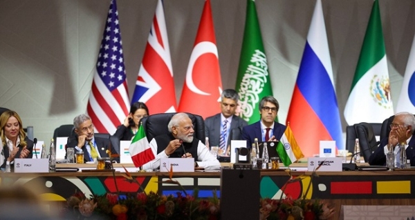 ہندوستان کے وزیراعظم نریندر مودی جوہانسبرگ میں جی 20 سربراہی اجلاس کے دوسرے سیشن سے خطاب کر رہے ہیں۔ وزیر اعظم مودی کے ایکس ہینڈل سے تصویر۔