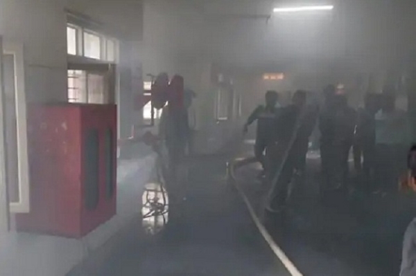 بیتول کے ضلع اسپتال میں فائر فائٹرز آگ بجھاتے ہوئے