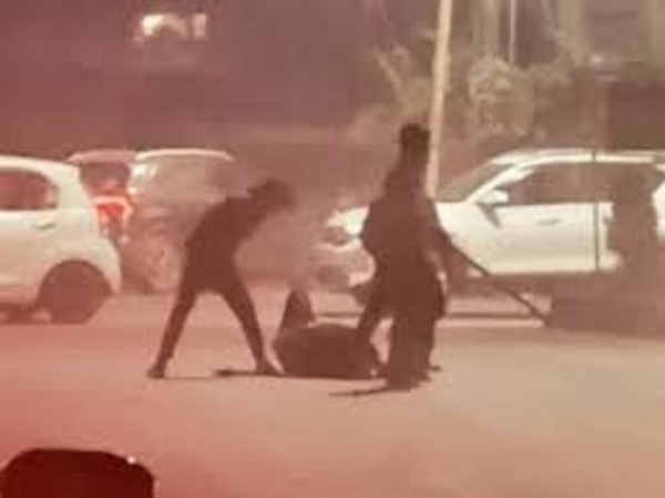 بھوپال میں سر راہ نوجوان پر بہیمانہ حملہ، جھگڑے کا بدلہ لینے کے لیے جم کر لاٹھیوں سے پیٹا