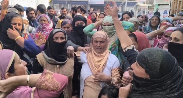 گاندربل کے گاڈورہ میں اسمارٹ میٹروں کی تنصیب کے خلاف خواتین کا احتجاج