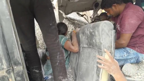 تلنگانہ میں سڑک کے حادثے میں کم از کم 18 افراد ہلاک، 20 زخمیوں کی حالت نازک تلنگانہ میں سڑک کے حادثے میں کم از کم 18 افراد ہلاک، 20 زخمیوں کی حالت نازک