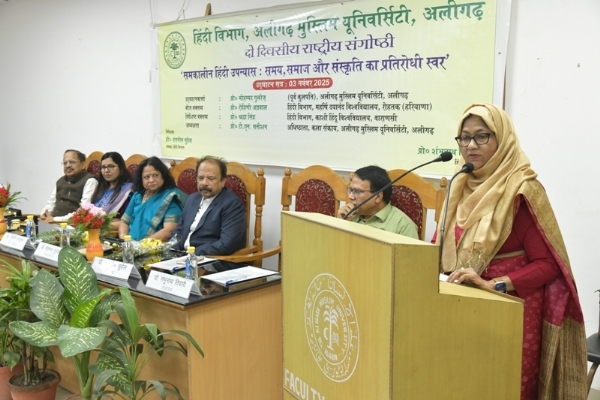 پروفیسر تسلیم سہیل خطاب کرتے ہوئے