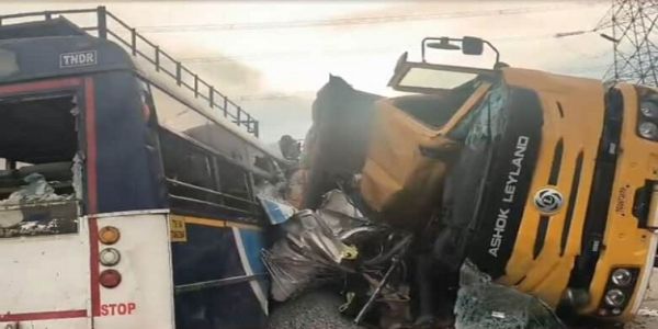 تلنگانہ کے رنگاریڈی میں خوفناک سڑک حادثہ۔20 افرادہلاک اور دیگر کئی زخمی