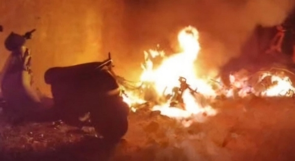 Vehicle gutted in fire in East Singhbhumu Vehicle gutted in fire in East Singhbhumu