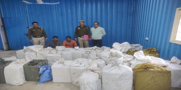 دہلی کے لاہوری گیٹ میں نقلی سگریٹ کا پردہ فاش، 3.50 لاکھ سے زیادہ سگریٹ اسٹک برآمد، 2 گرفتار