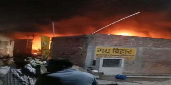 آتش بازی سے نکلنے والی چنگاریوں سے پلاسٹک اور شٹرنگ گودام میں آگ بھڑک اٹھی، پورا گودام جل کر خاک